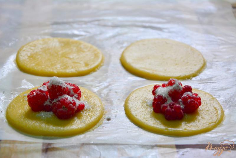 Фото приготовление рецепта: Пирожки из песочного теста с малиной шаг №4