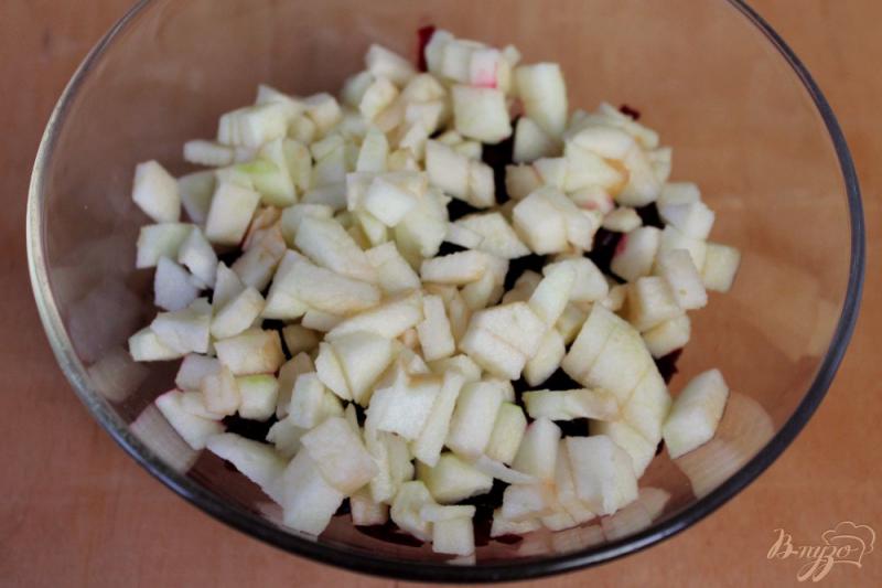 Фото приготовление рецепта: Свекольный салат с яблоком и грецким орехом шаг №2