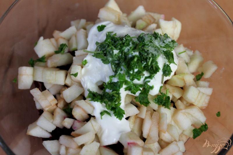 Фото приготовление рецепта: Свекольный салат с яблоком и грецким орехом шаг №3