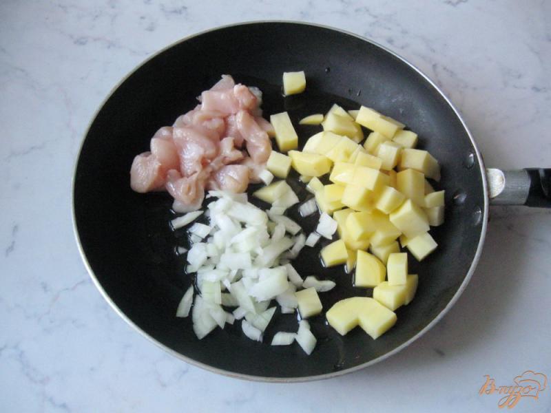 Фото приготовление рецепта: Овощи с курицей и грибами в горшочке. шаг №9