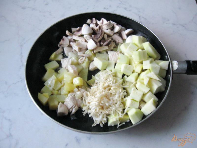 Фото приготовление рецепта: Овощи с курицей и грибами в горшочке. шаг №10