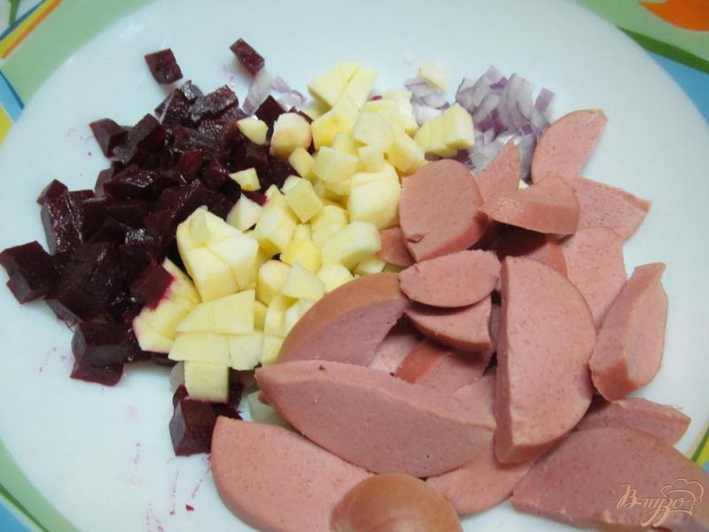 Фото приготовление рецепта: Картофельный салат со свеклой и сардельками шаг №4