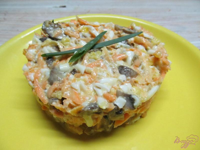 Фото приготовление рецепта: Салат из куриной печени с морковью и грибами шаг №5