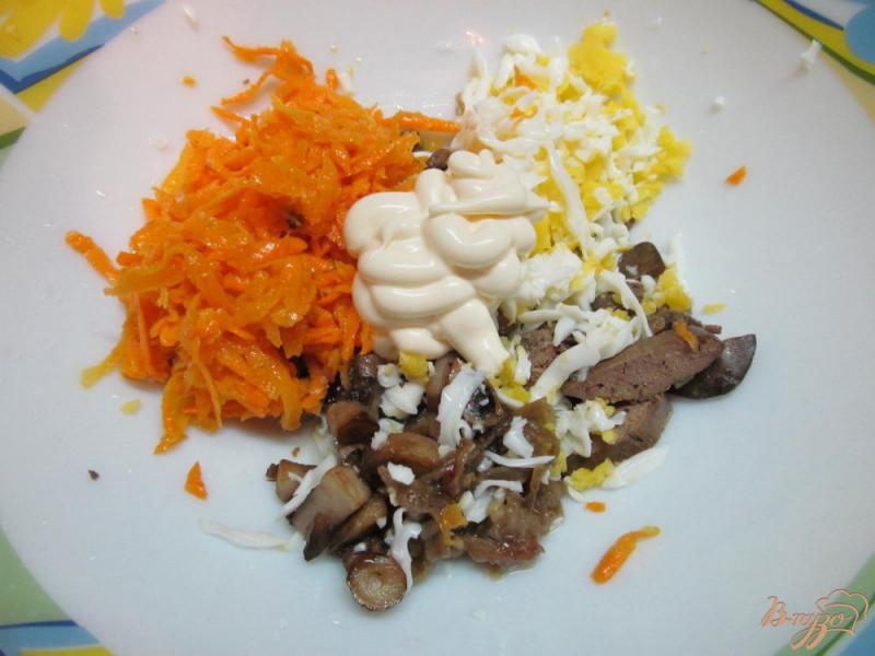 Фото приготовление рецепта: Салат из куриной печени с морковью и грибами шаг №4