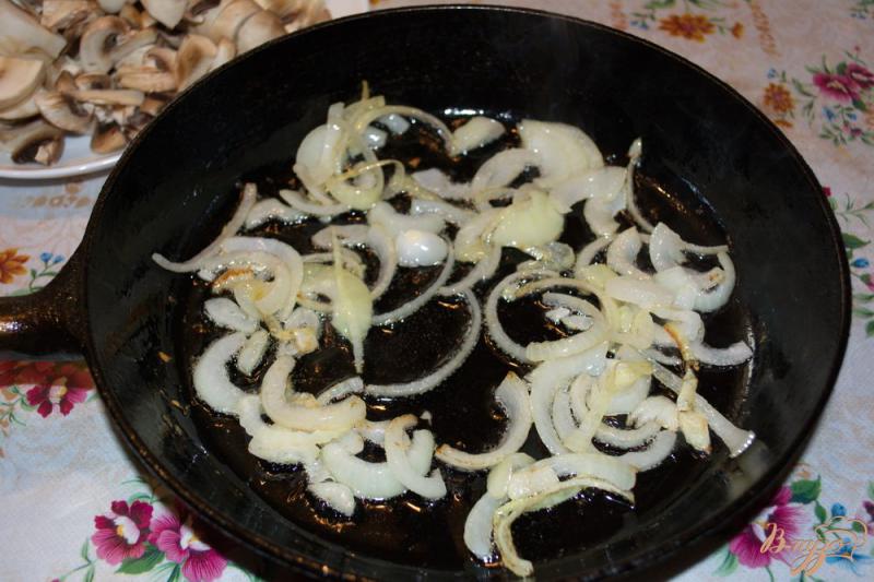 Фото приготовление рецепта: Шампиньоны тушеные в сырном соусе шаг №3