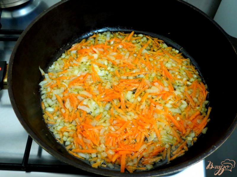 Фото приготовление рецепта: Капуста тушёная с рисом и грибами шаг №5