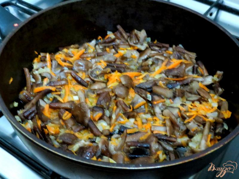 Фото приготовление рецепта: Капуста тушёная с рисом и грибами шаг №6