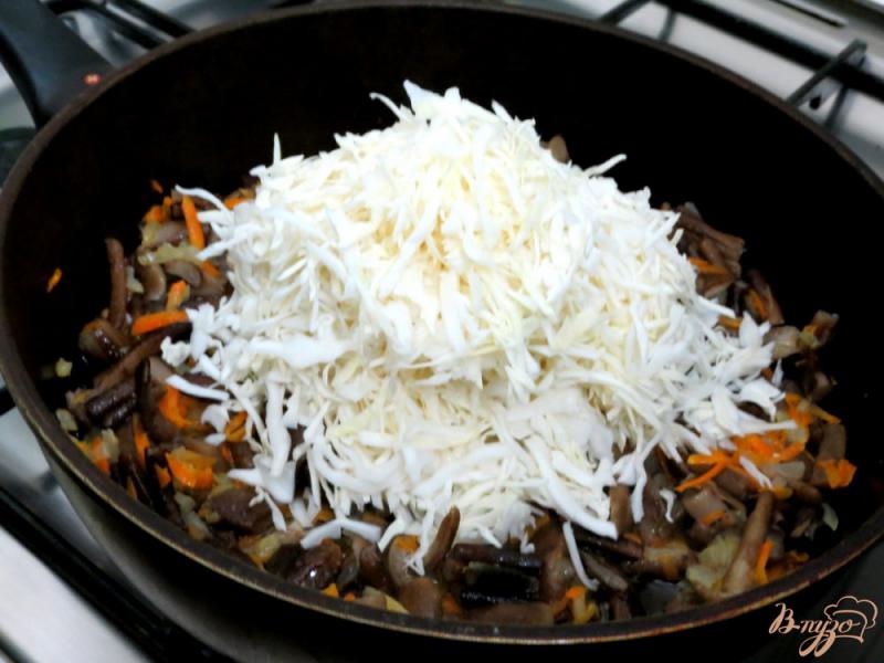 Фото приготовление рецепта: Капуста тушёная с рисом и грибами шаг №7