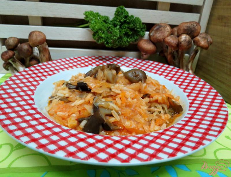 Фото приготовление рецепта: Капуста тушёная с рисом и грибами шаг №11