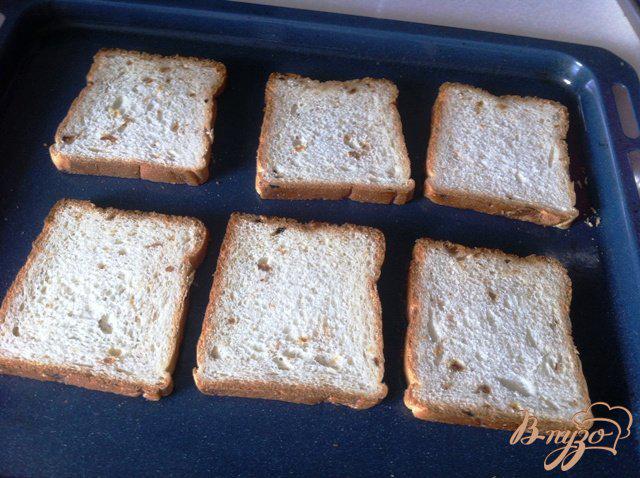 Фото приготовление рецепта: Горячие бутерброды с вкусной начинкой шаг №3