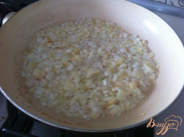 Фото приготовление рецепта: Жареный рис с луком шаг №2