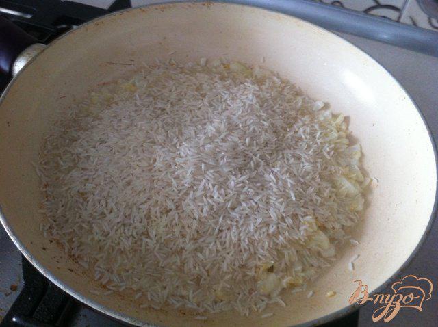 Фото приготовление рецепта: Жареный рис с луком шаг №3