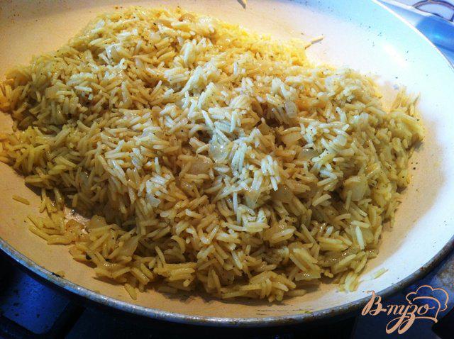 Фото приготовление рецепта: Жареный рис с луком шаг №7
