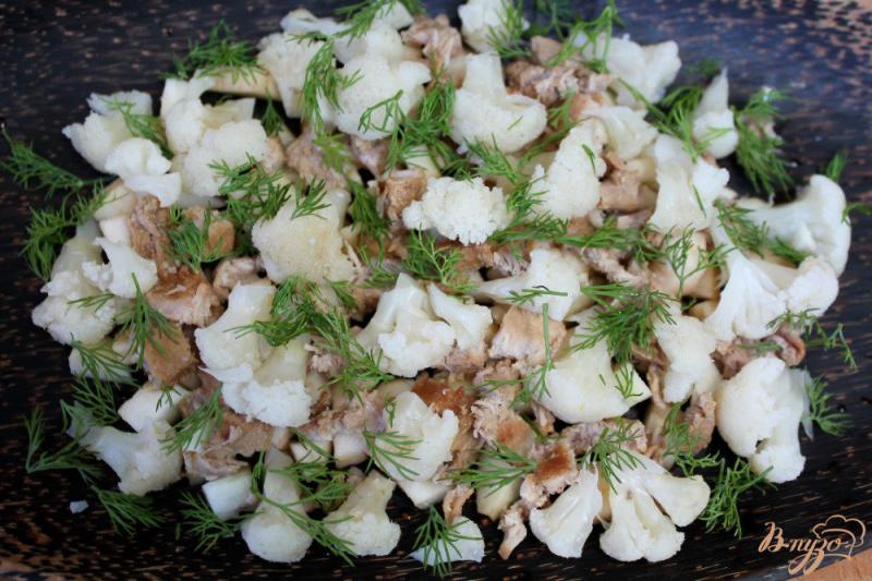 Фото приготовление рецепта: Мясной салат с яблоками, цветной капустой и чернобрывцами. шаг №4