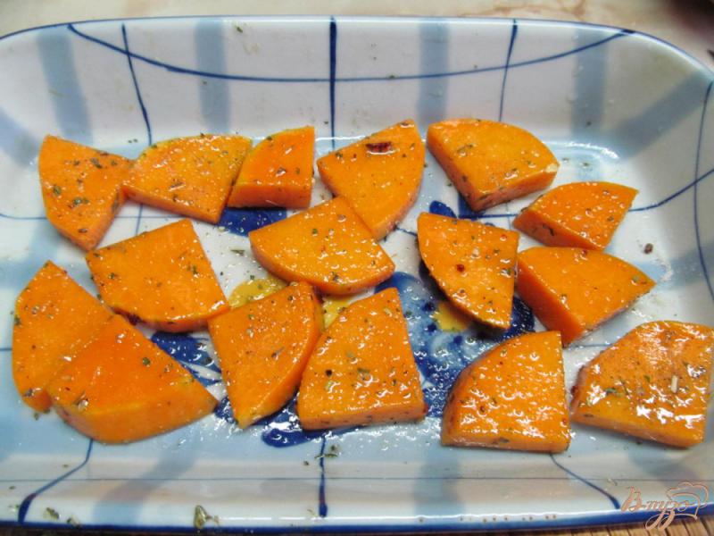 Фото приготовление рецепта: Теплый салат из тыквы с грушей шаг №2