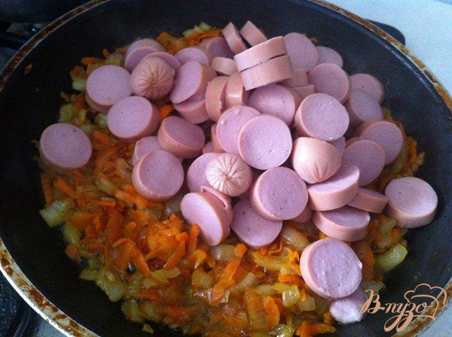 Фото приготовление рецепта: Солянка капустная с сосисками шаг №4