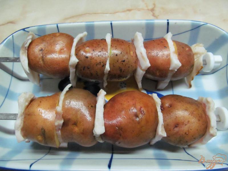 Фото приготовление рецепта: Шашлык из картофеля с салом шаг №2