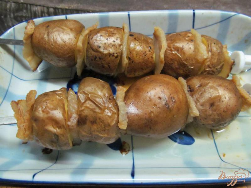 Фото приготовление рецепта: Шашлык из картофеля с салом шаг №3