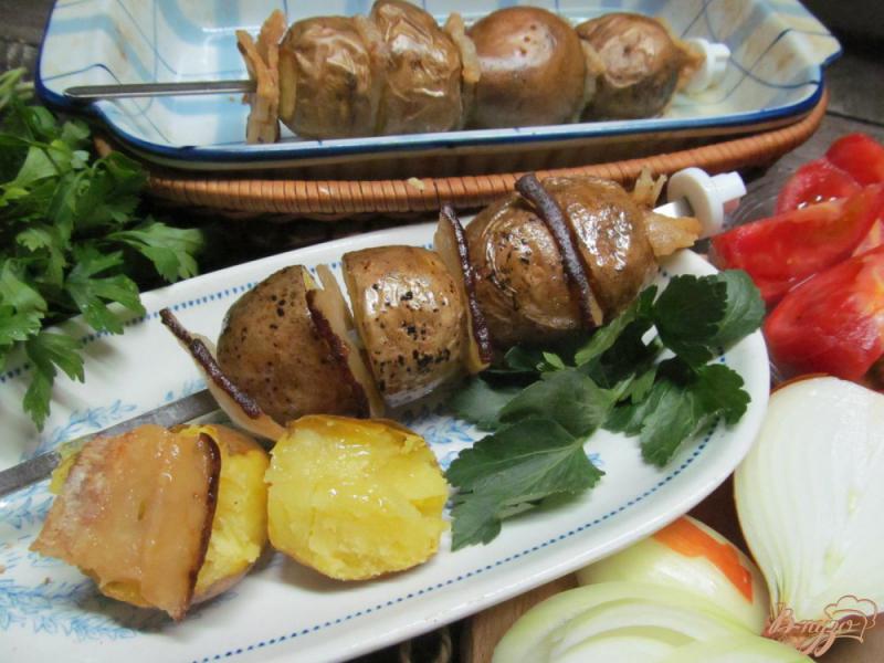 Фото приготовление рецепта: Шашлык из картофеля с салом шаг №4