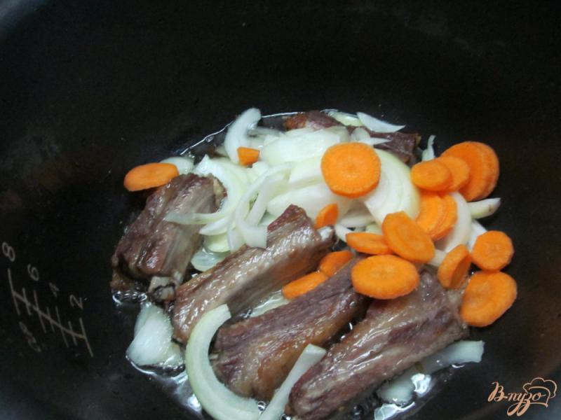 Фото приготовление рецепта: Свиные ребрышки с пшеном тыквой и брокколи шаг №3