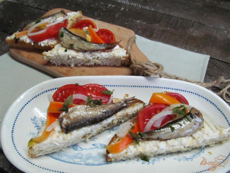 Фото приготовление рецепта: Праздничные бутерброды со шпротами шаг №6