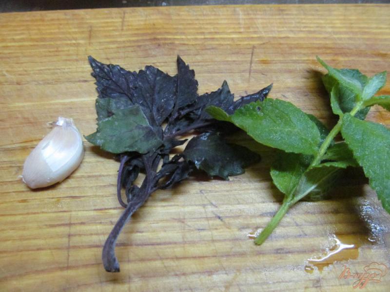 Фото приготовление рецепта: Овощной салат под вустерским соусом с мятой и базиликом шаг №2