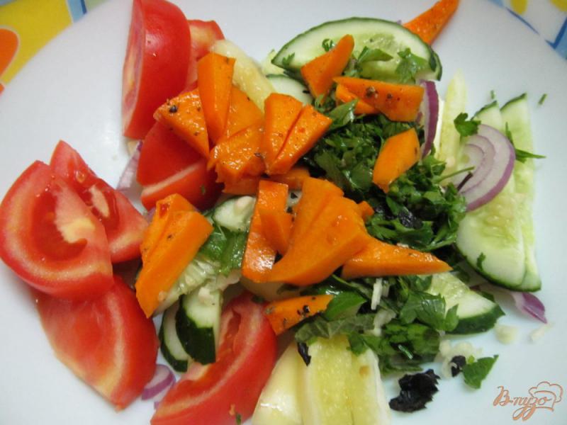 Фото приготовление рецепта: Овощной салат под вустерским соусом с мятой и базиликом шаг №4