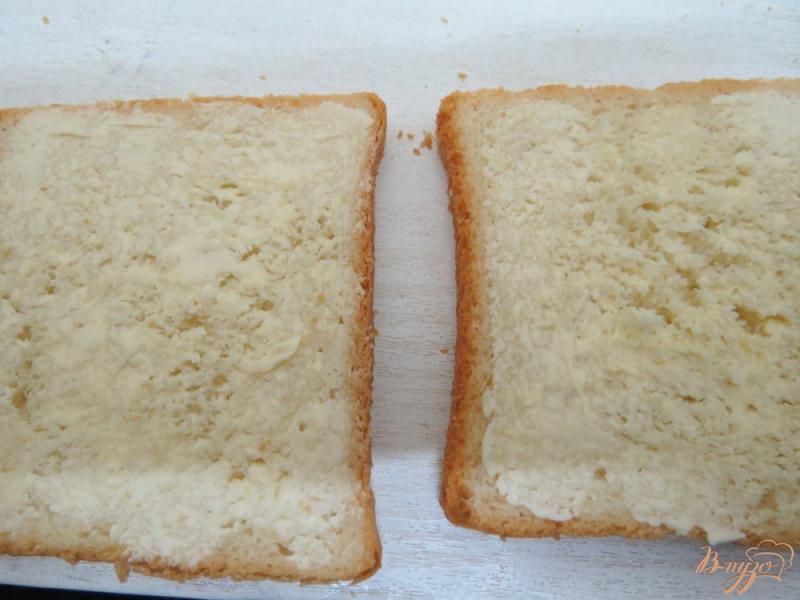 Фото приготовление рецепта: Горячие бутерброды в электровафельнице шаг №2