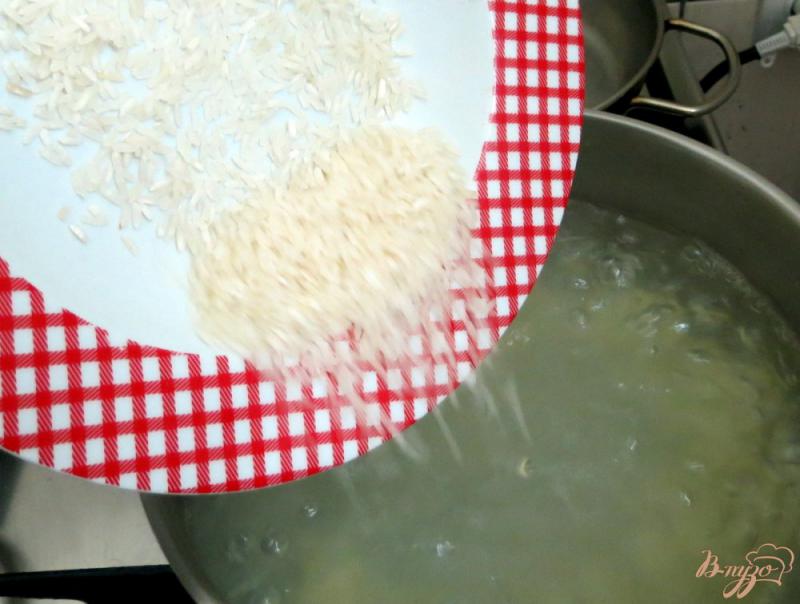 Фото приготовление рецепта: Щавелевый суп с плавленым сыром шаг №3