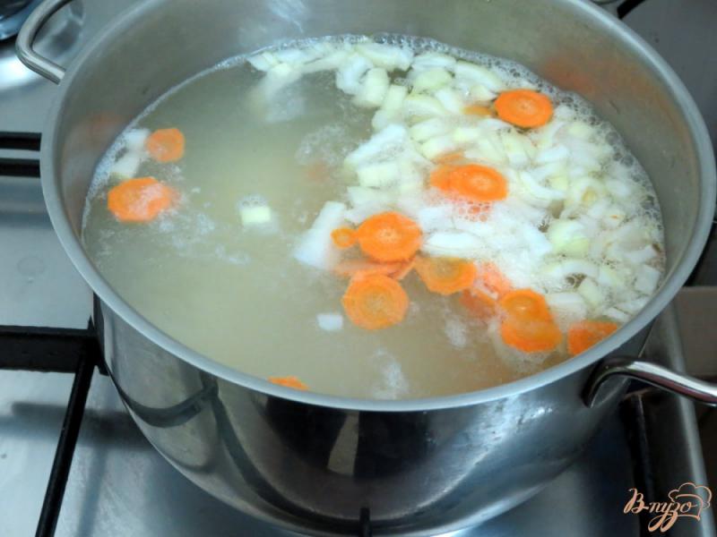 Фото приготовление рецепта: Щавелевый суп с плавленым сыром шаг №4