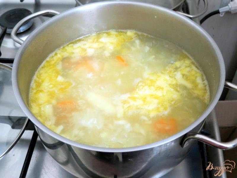 Фото приготовление рецепта: Щавелевый суп с плавленым сыром шаг №5