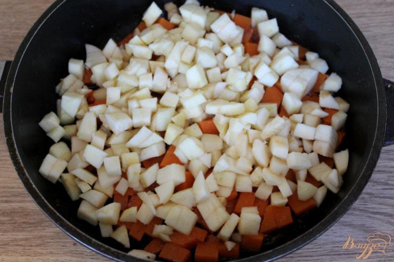 Фото приготовление рецепта: Пудинг с пряной тыквой и яблоком в горшочке шаг №3