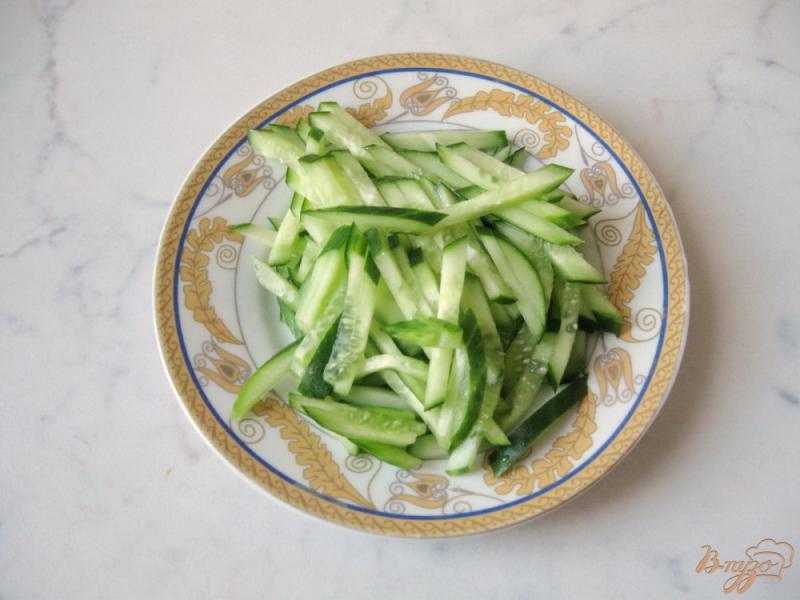 Фото приготовление рецепта: Фруктово-овощной салат с грибами. шаг №2
