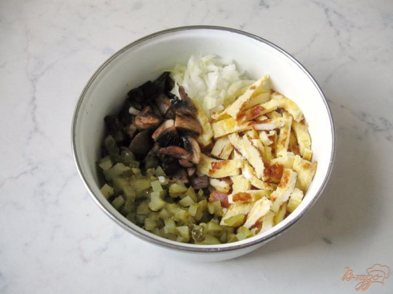 Фото приготовление рецепта: Грибной салат с омлетом. шаг №9