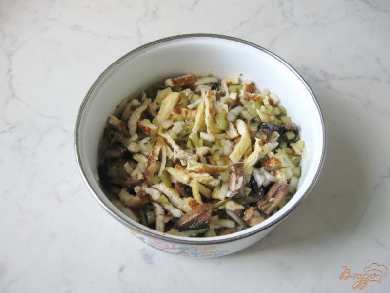 Фото приготовление рецепта: Грибной салат с омлетом. шаг №10