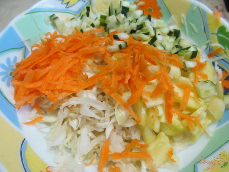 Фото приготовление рецепта: Зимний салат из капусты и цуккини шаг №3