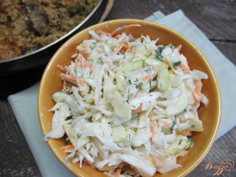 Фото приготовление рецепта: Зимний салат из капусты и цуккини шаг №5