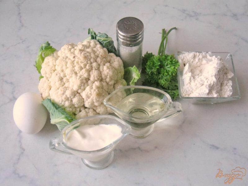 Фото приготовление рецепта: Оладьи из цветной капусты с зеленью шаг №1