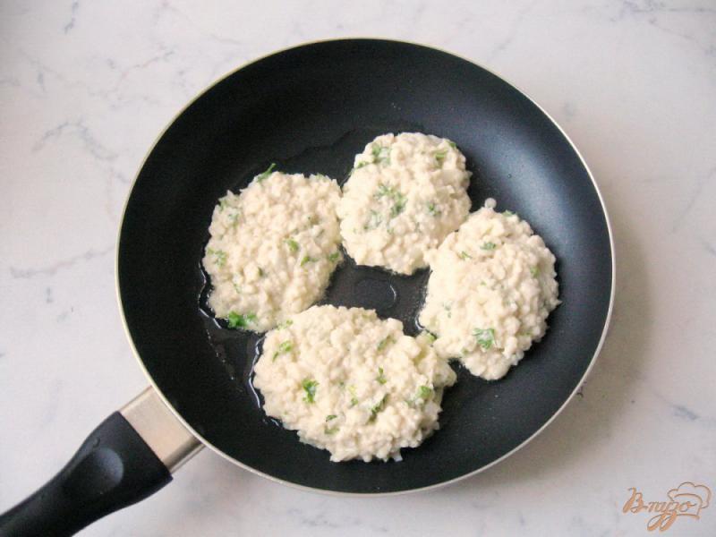 Фото приготовление рецепта: Оладьи из цветной капусты с зеленью шаг №8