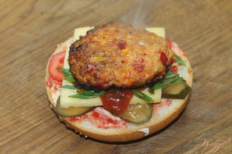 Фото приготовление рецепта: Гамбургер с куриной котлетой и овощами шаг №7
