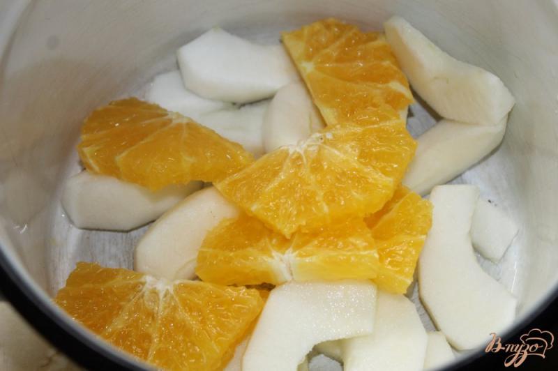 Фото приготовление рецепта: Глинтвейн с яблоком и апельсином шаг №3