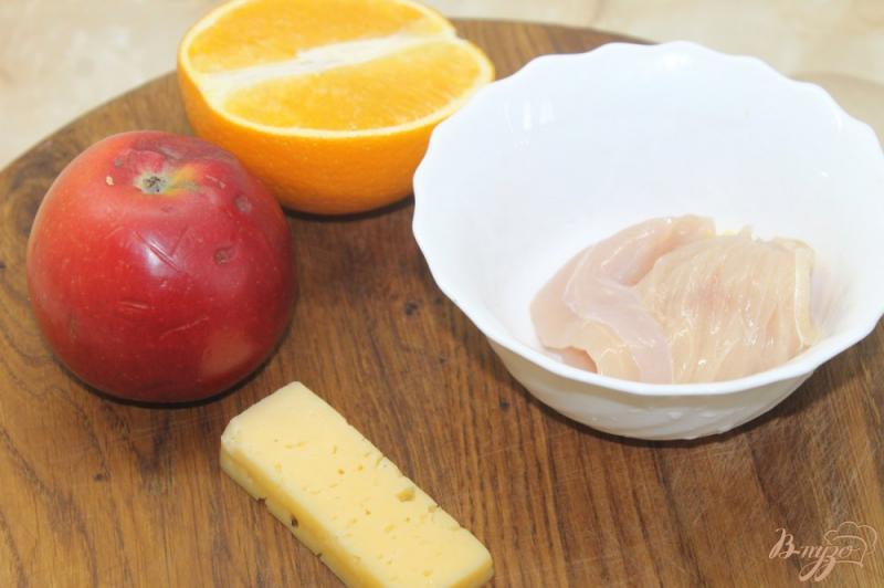 Фото приготовление рецепта: Куриный салат с яблоком и апельсином шаг №1