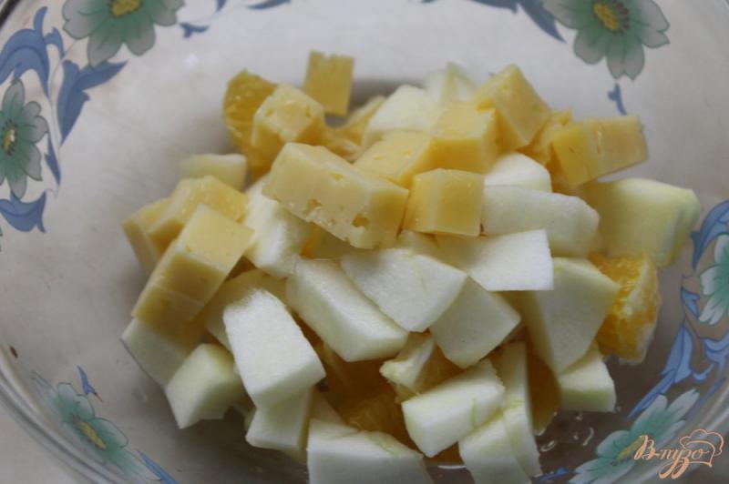 Фото приготовление рецепта: Куриный салат с яблоком и апельсином шаг №4
