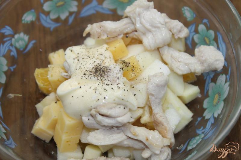 Фото приготовление рецепта: Куриный салат с яблоком и апельсином шаг №5
