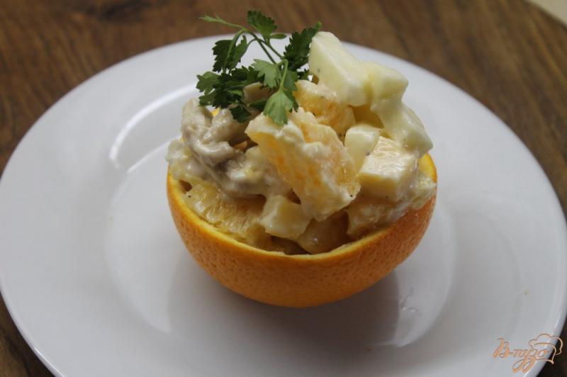 Фото приготовление рецепта: Куриный салат с яблоком и апельсином шаг №6