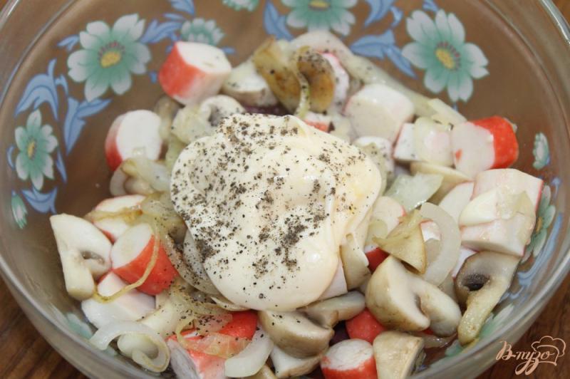 Фото приготовление рецепта: Салат с крабовыми палочками и жаренными грибами шаг №8