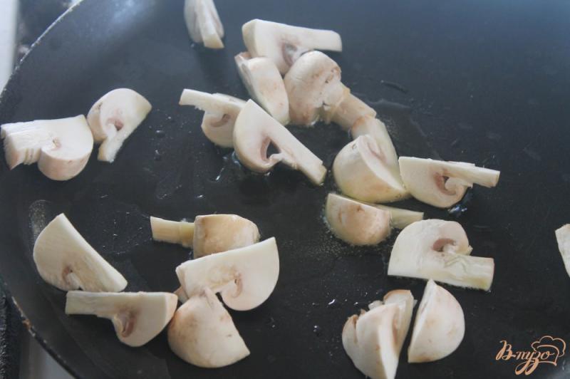 Фото приготовление рецепта: Салат с крабовыми палочками и жаренными грибами шаг №3