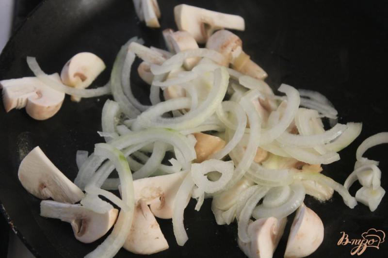 Фото приготовление рецепта: Салат с крабовыми палочками и жаренными грибами шаг №4