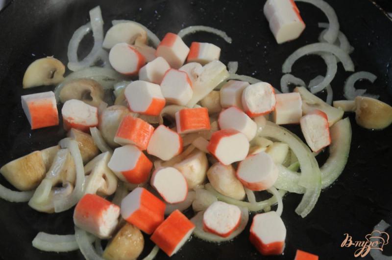 Фото приготовление рецепта: Салат с крабовыми палочками и жаренными грибами шаг №5
