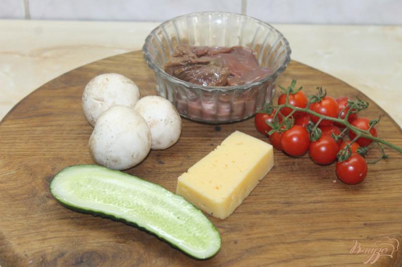 Фото приготовление рецепта: Салат с печенью и грибами с твердым сыром шаг №1